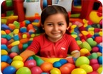 Niña en piscina de pelotas