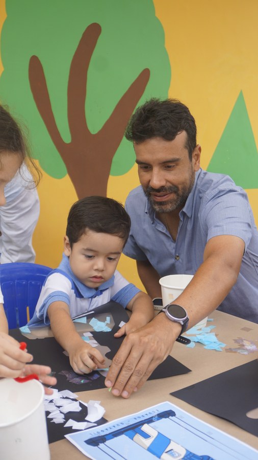 Niña realizando actividad creativa con acompañamiento