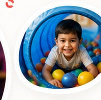 Niño en piscina de pelotas