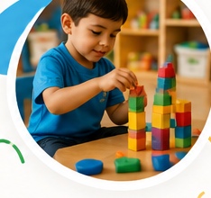 Niño jugando con bloques en KindaHouse