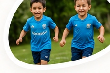 Niños jugando fútbol