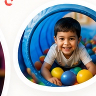 Niño jugando en piscina de pelotas