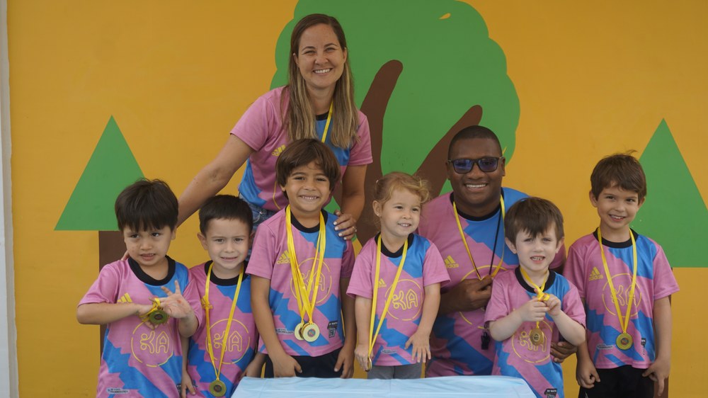 Grupo pequeño de niños en KindaHouse